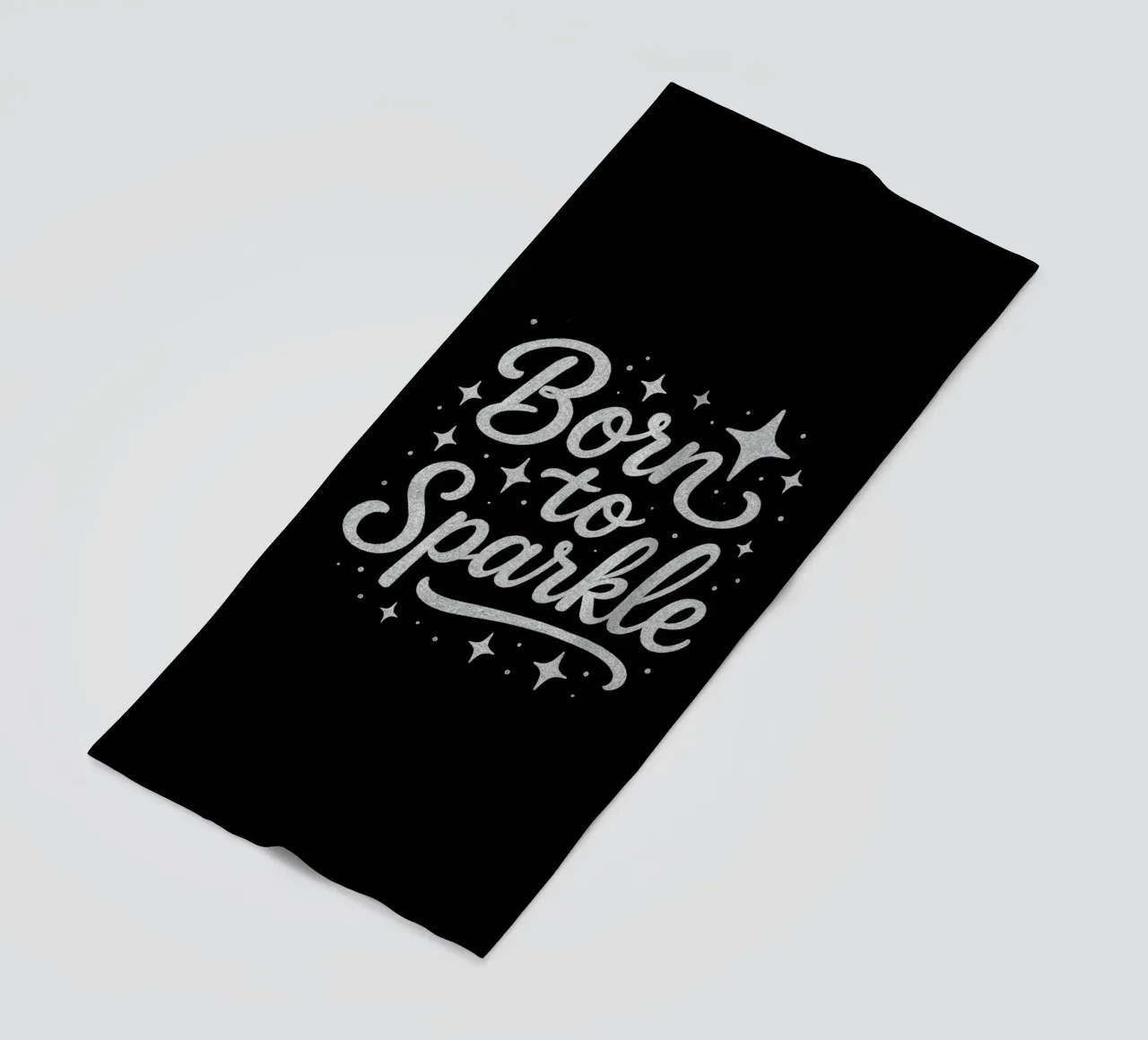 Born to sparkle"-Botschaft in glänzender Silberschrift Strandtuch von DesignDoodle