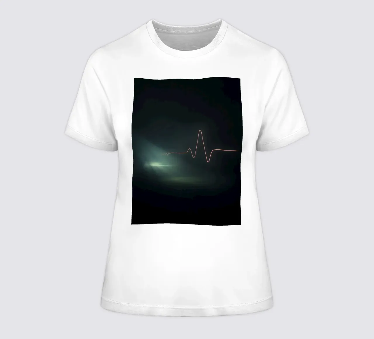 Las estelas de luz crean un efecto de onda de pulso en una atmósfera oscura camiseta de mujer de DesignDoodle