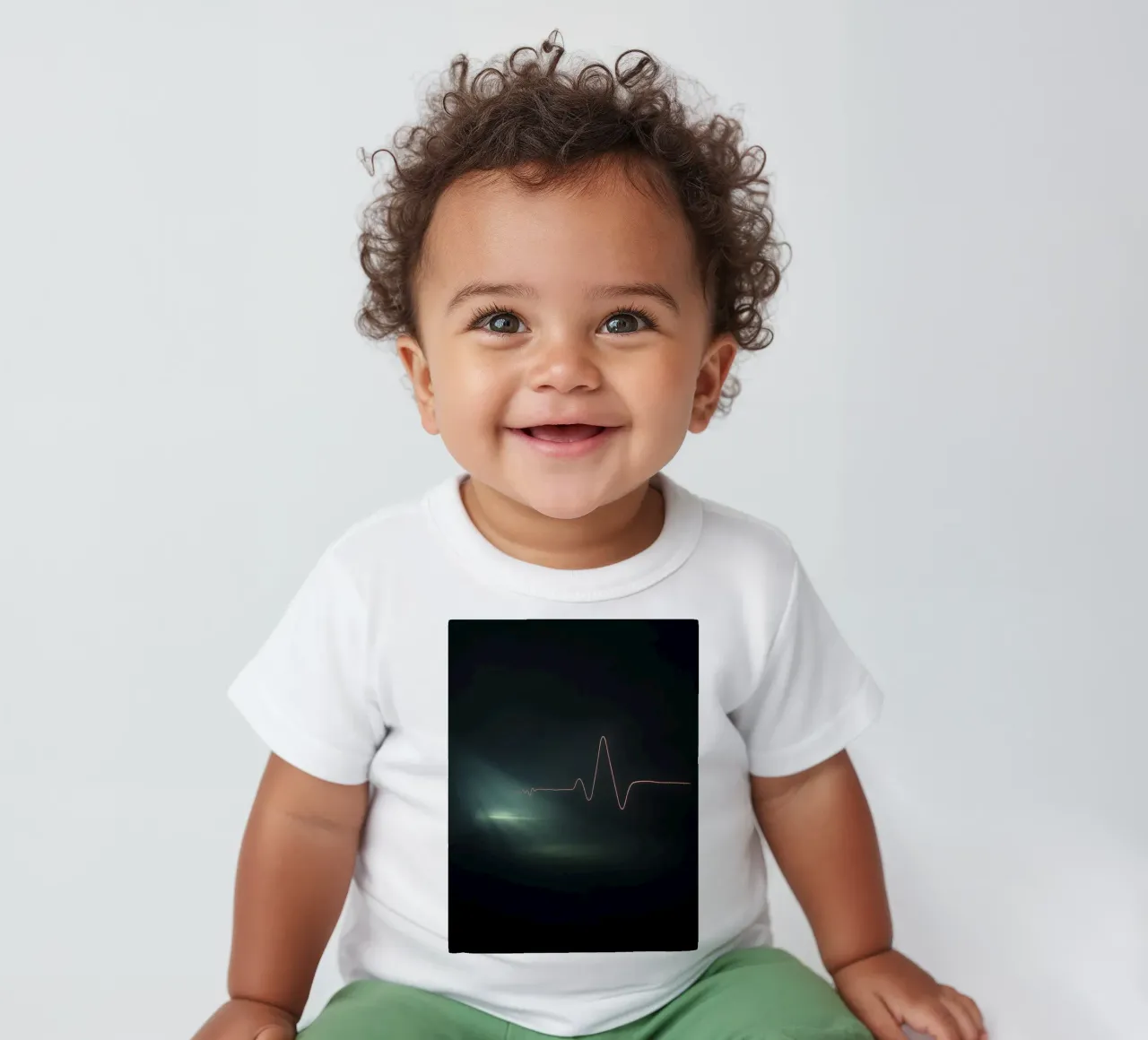 Lichtspuren erzeugen einen Pulswelleneffekt in einer dunklen Atmosphäre Baby T-Shirt von DesignDoodle