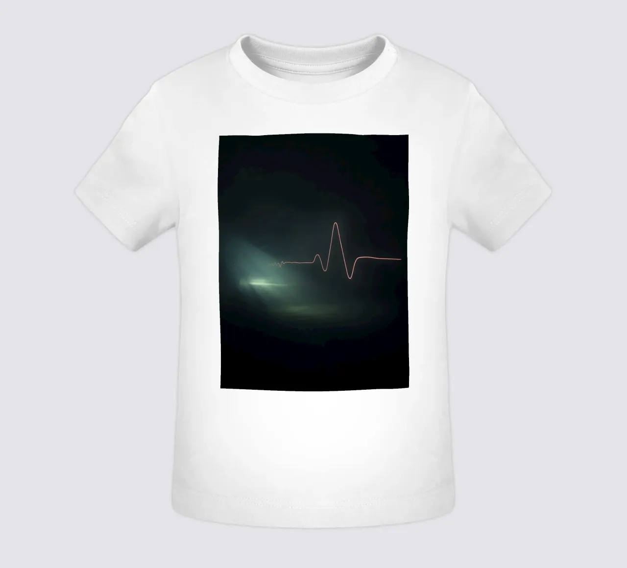 Lichtspuren erzeugen einen Pulswelleneffekt in einer dunklen Atmosphäre Baby T-Shirt von DesignDoodle