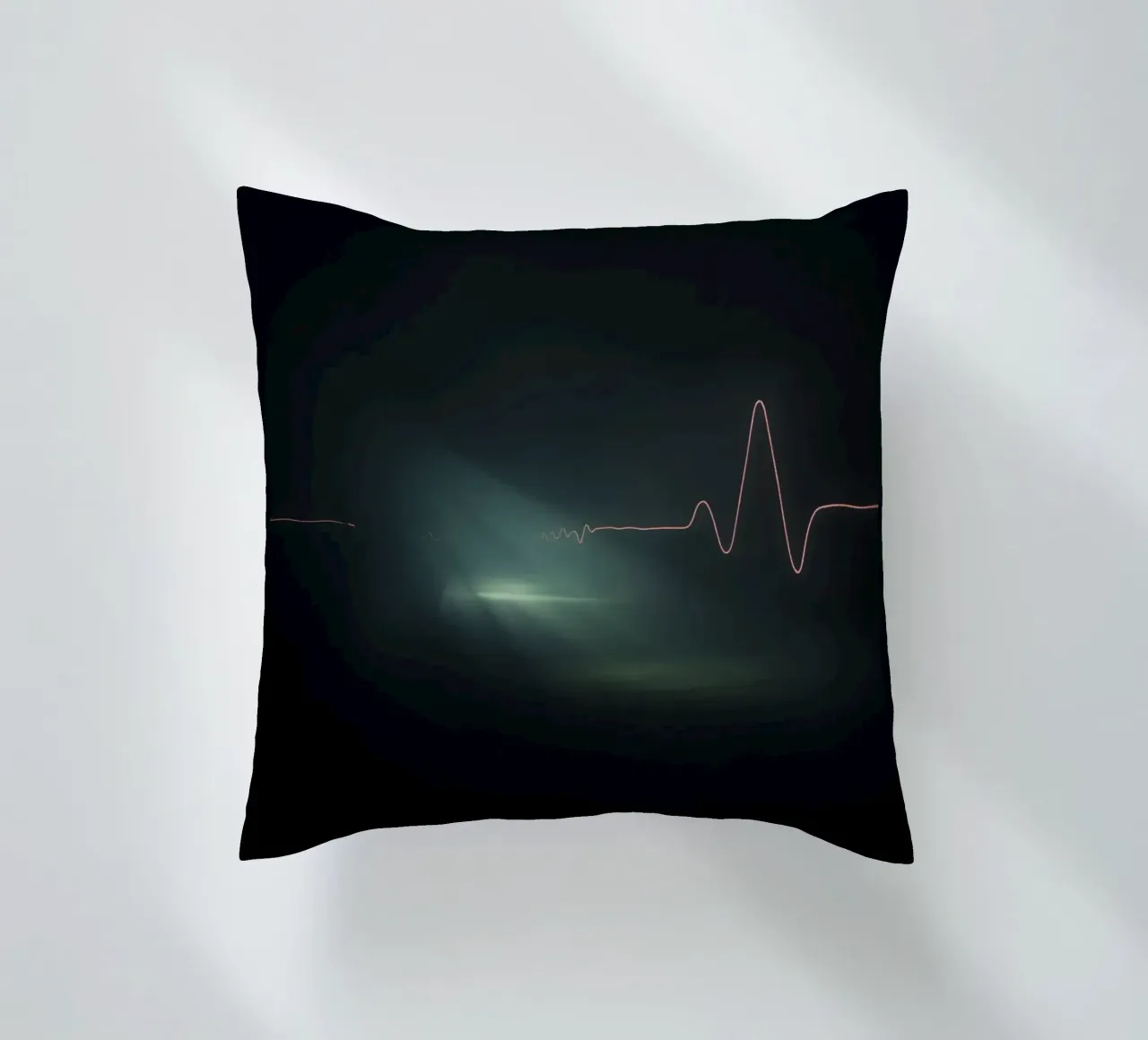 Le scie luminose creano un effetto di forma d'onda a impulsi in un'atmosfera buia. cuscino da DesignDoodle