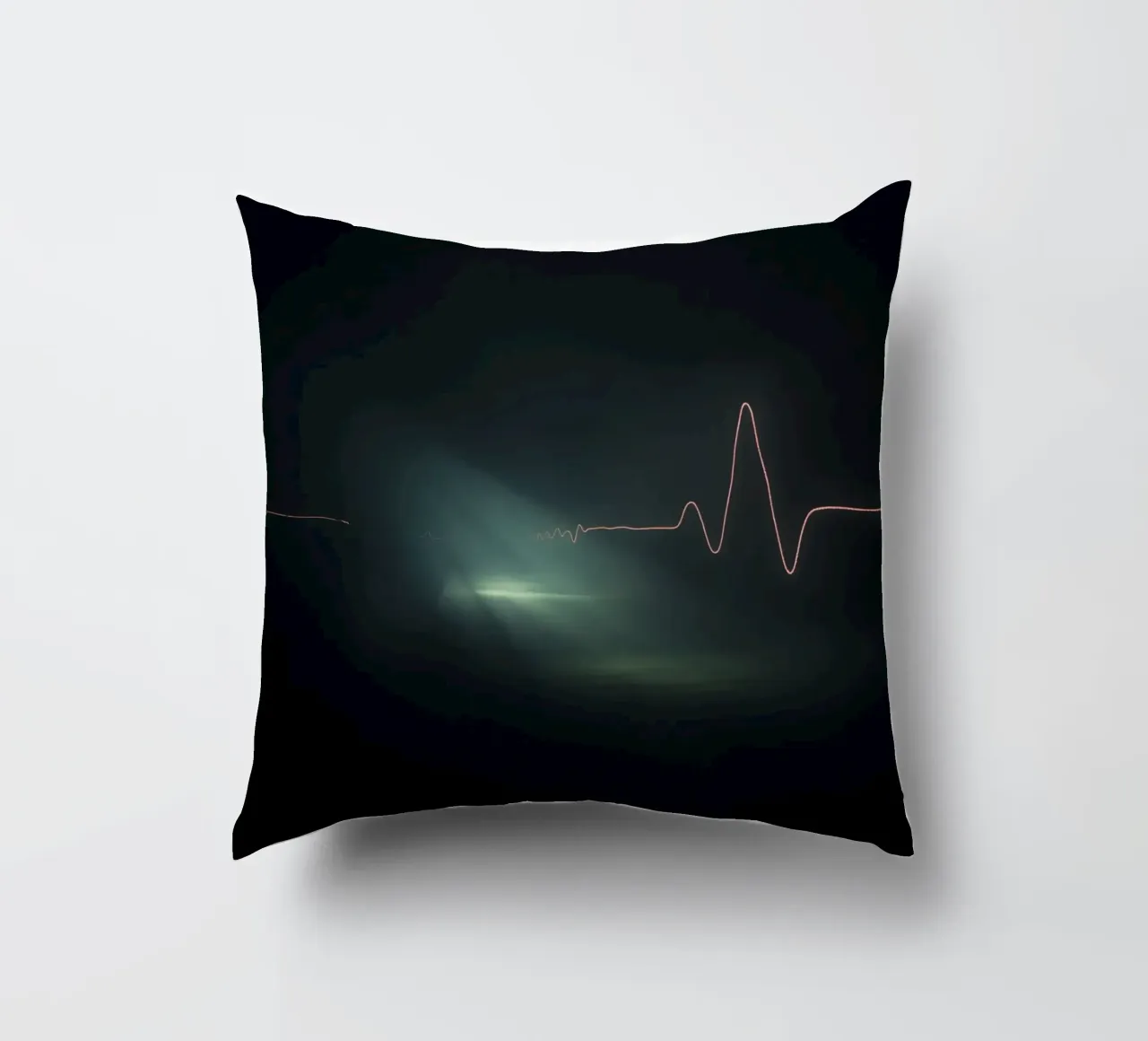 Le scie luminose creano un effetto di forma d'onda a impulsi in un'atmosfera buia. cuscino da DesignDoodle