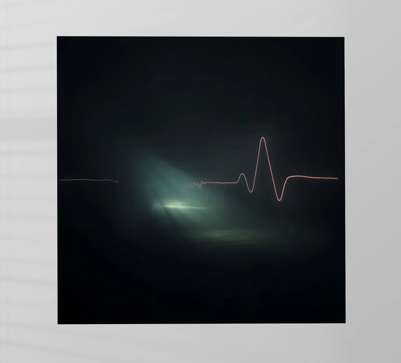 Le scie luminose creano un effetto di forma d'onda a impulsi in un'atmosfera buia. pellicola backlit da DesignDoodle
