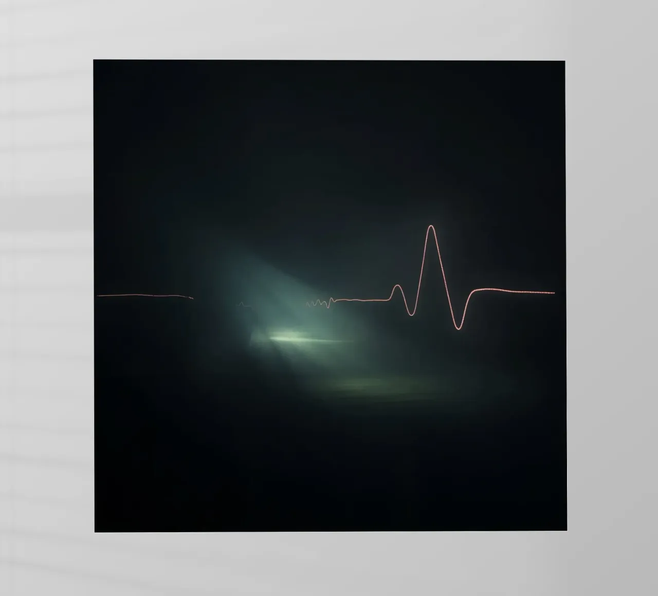 Le scie luminose creano un effetto di forma d'onda a impulsi in un'atmosfera buia. pellicola backlit da DesignDoodle