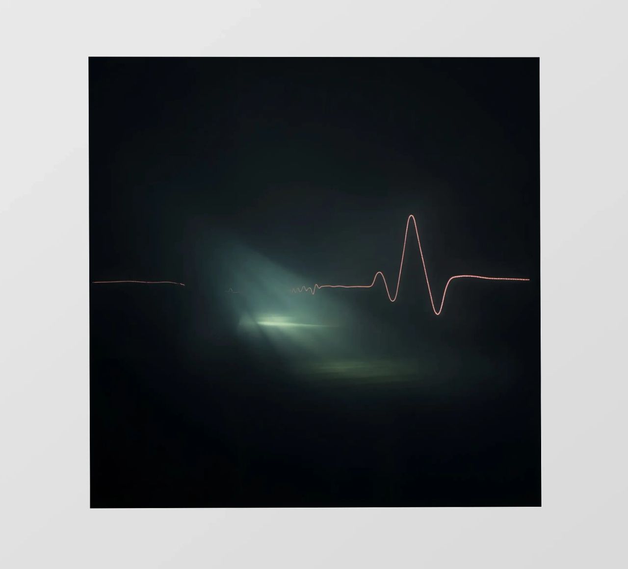 Le scie luminose creano un effetto di forma d'onda a impulsi in un'atmosfera buia. pellicola backlit da DesignDoodle