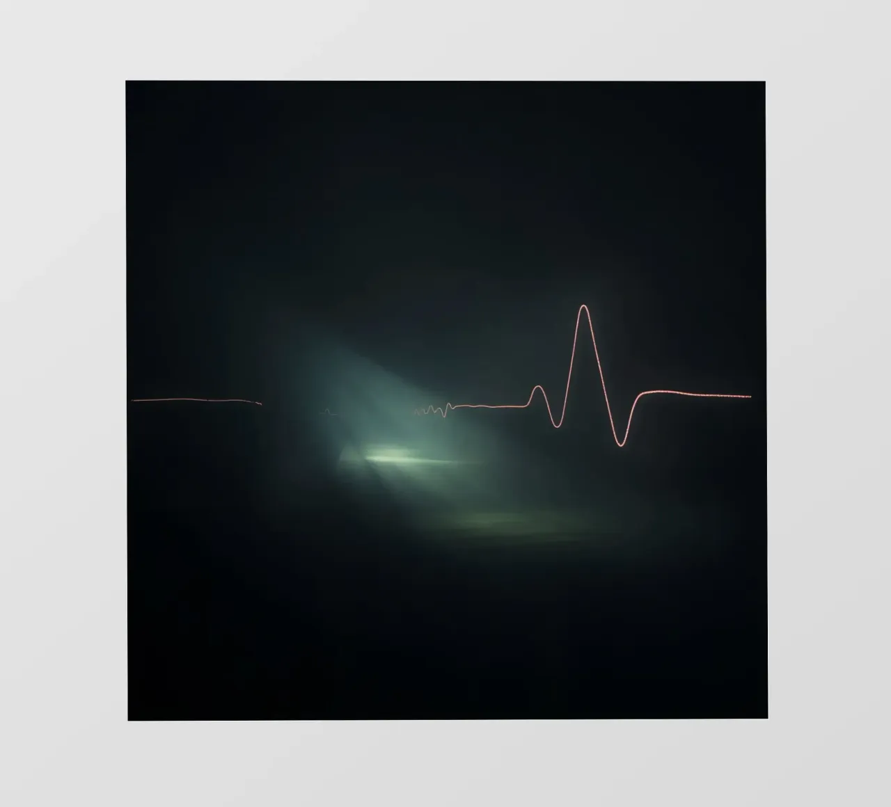 Le scie luminose creano un effetto di forma d'onda a impulsi in un'atmosfera buia. pellicola backlit da DesignDoodle