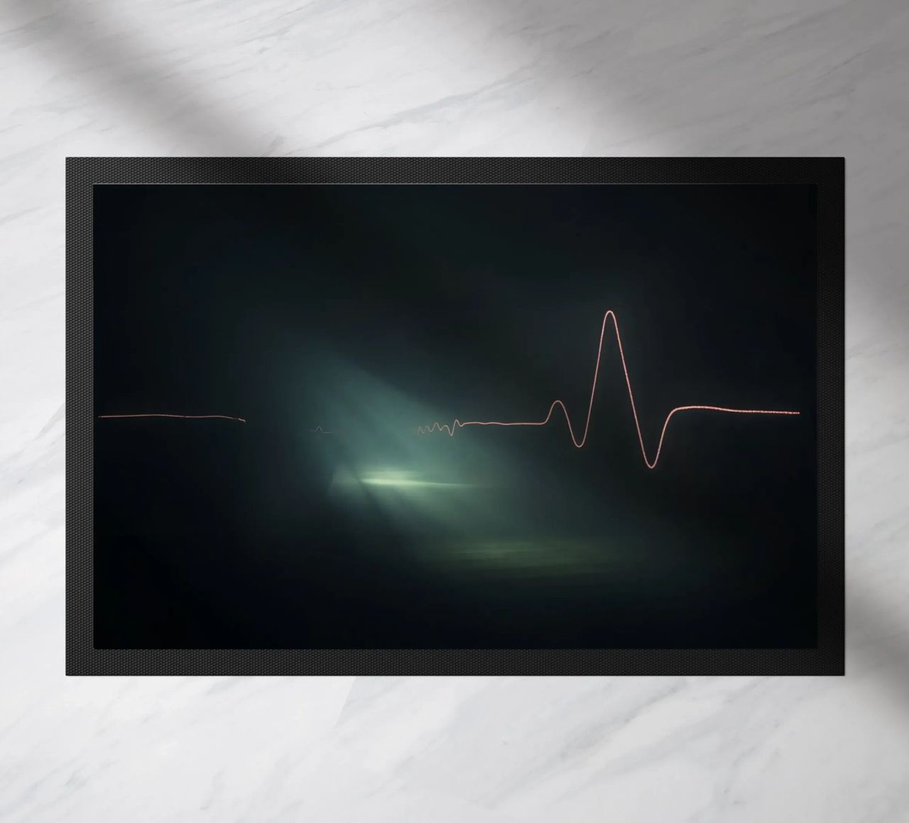 Le scie luminose creano un effetto di forma d'onda a impulsi in un'atmosfera buia. zerbino da DesignDoodle