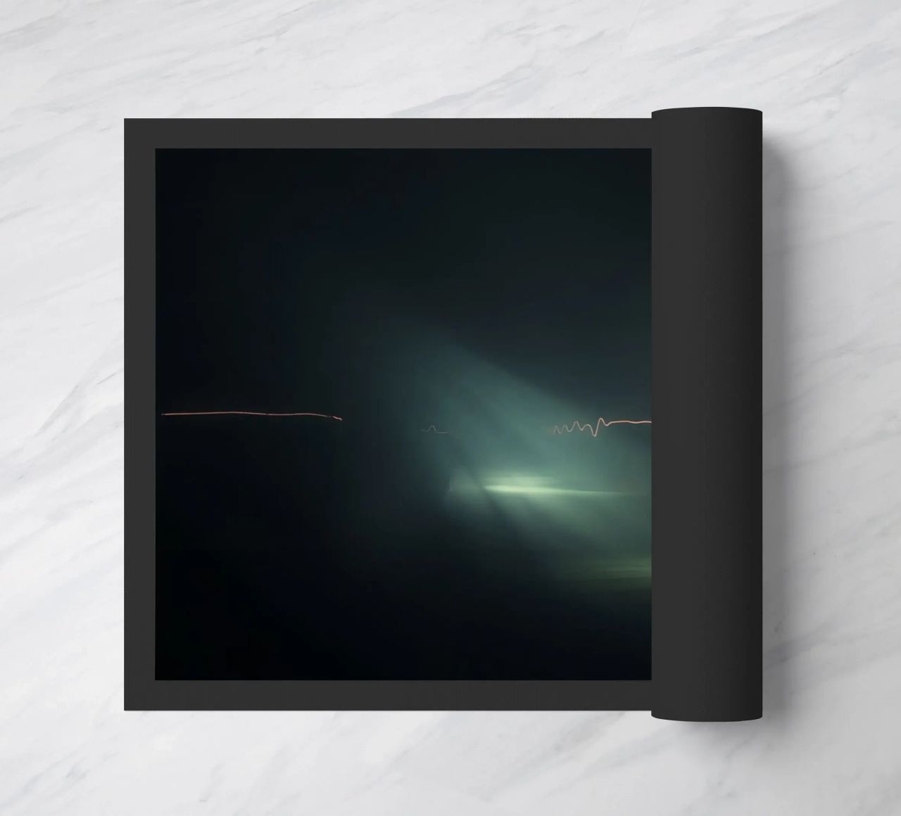Le scie luminose creano un effetto di forma d'onda a impulsi in un'atmosfera buia. zerbino da DesignDoodle
