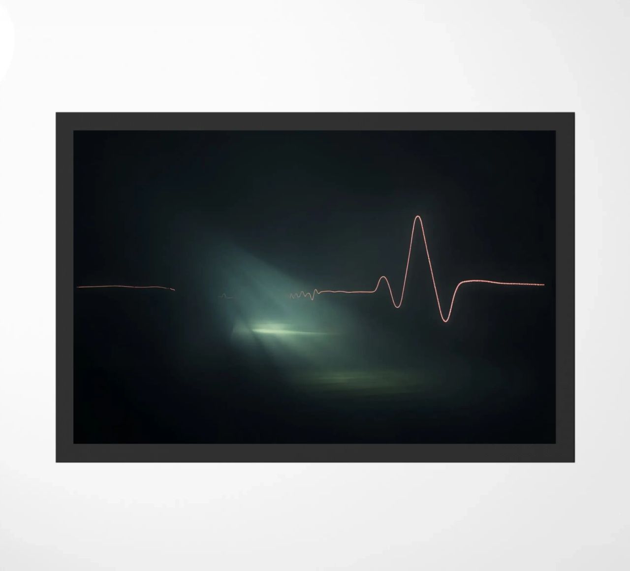 Le scie luminose creano un effetto di forma d'onda a impulsi in un'atmosfera buia. zerbino da DesignDoodle