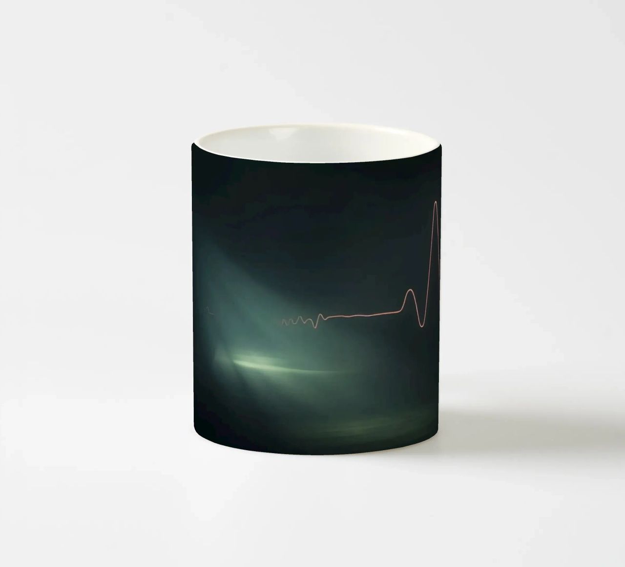 Le scie luminose creano un effetto di forma d'onda a impulsi in un'atmosfera buia. tazza in ceramica da DesignDoodle