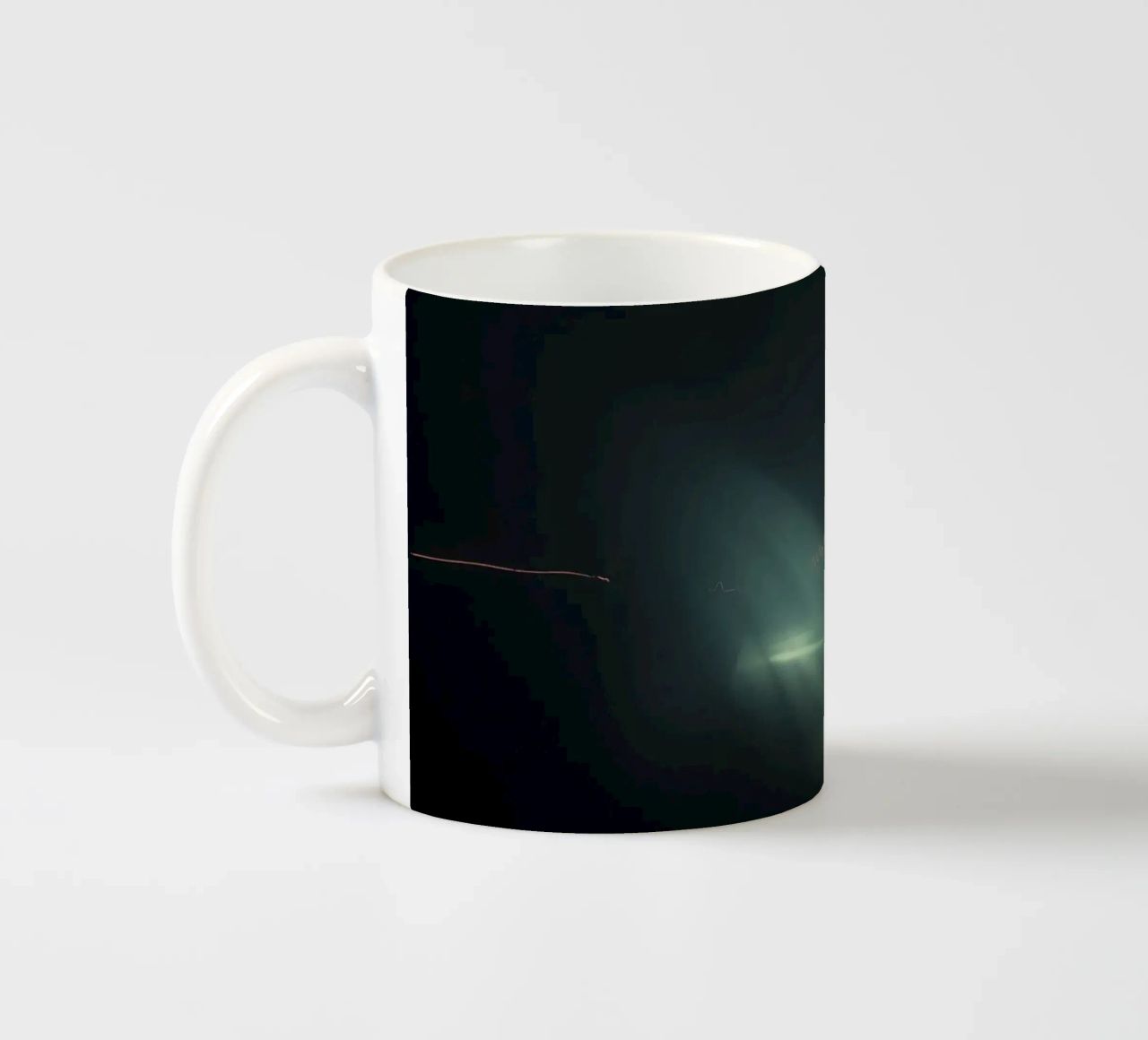 Le scie luminose creano un effetto di forma d'onda a impulsi in un'atmosfera buia. tazza in ceramica da DesignDoodle