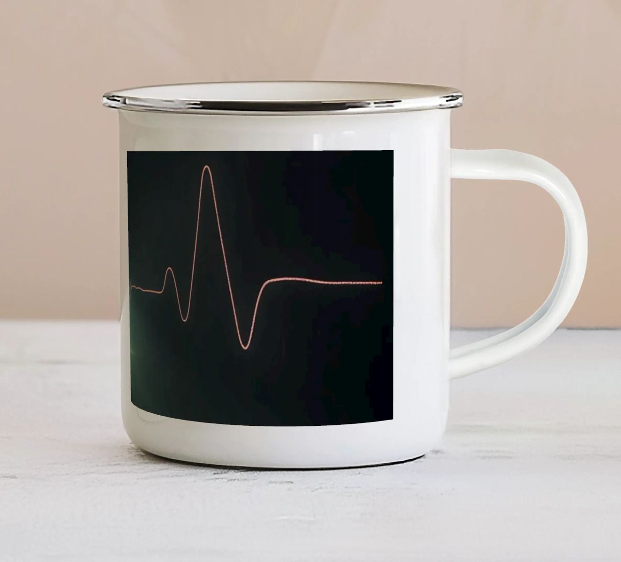 Le scie luminose creano un effetto di forma d'onda a impulsi in un'atmosfera buia. tazza in smalto da DesignDoodle