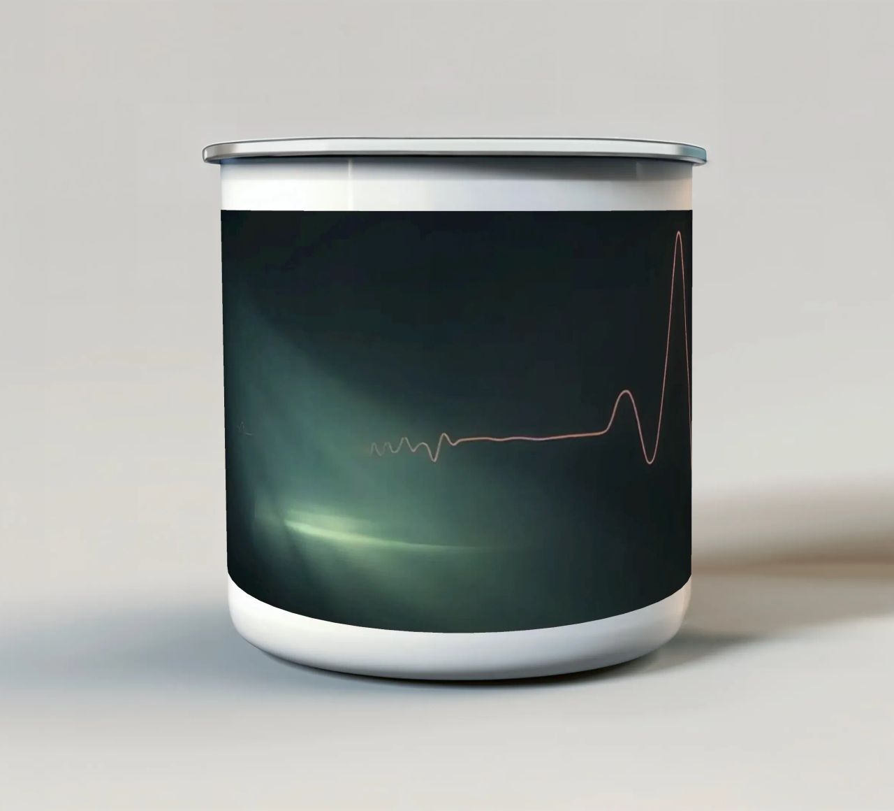 Le scie luminose creano un effetto di forma d'onda a impulsi in un'atmosfera buia. tazza in smalto da DesignDoodle