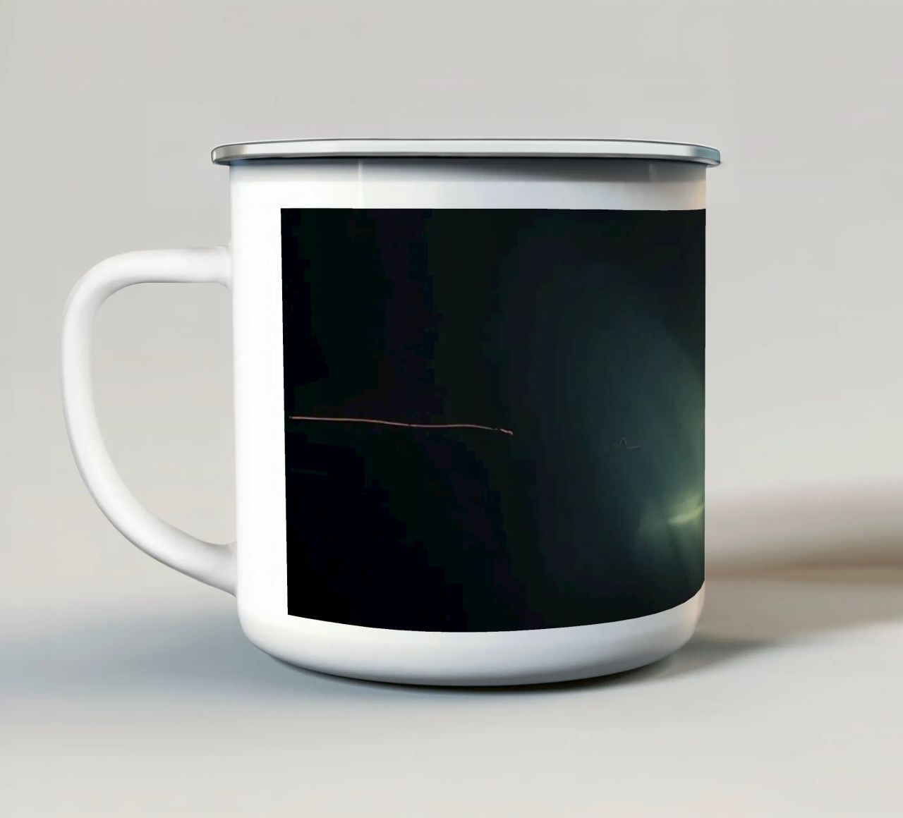 Le scie luminose creano un effetto di forma d'onda a impulsi in un'atmosfera buia. tazza in smalto da DesignDoodle
