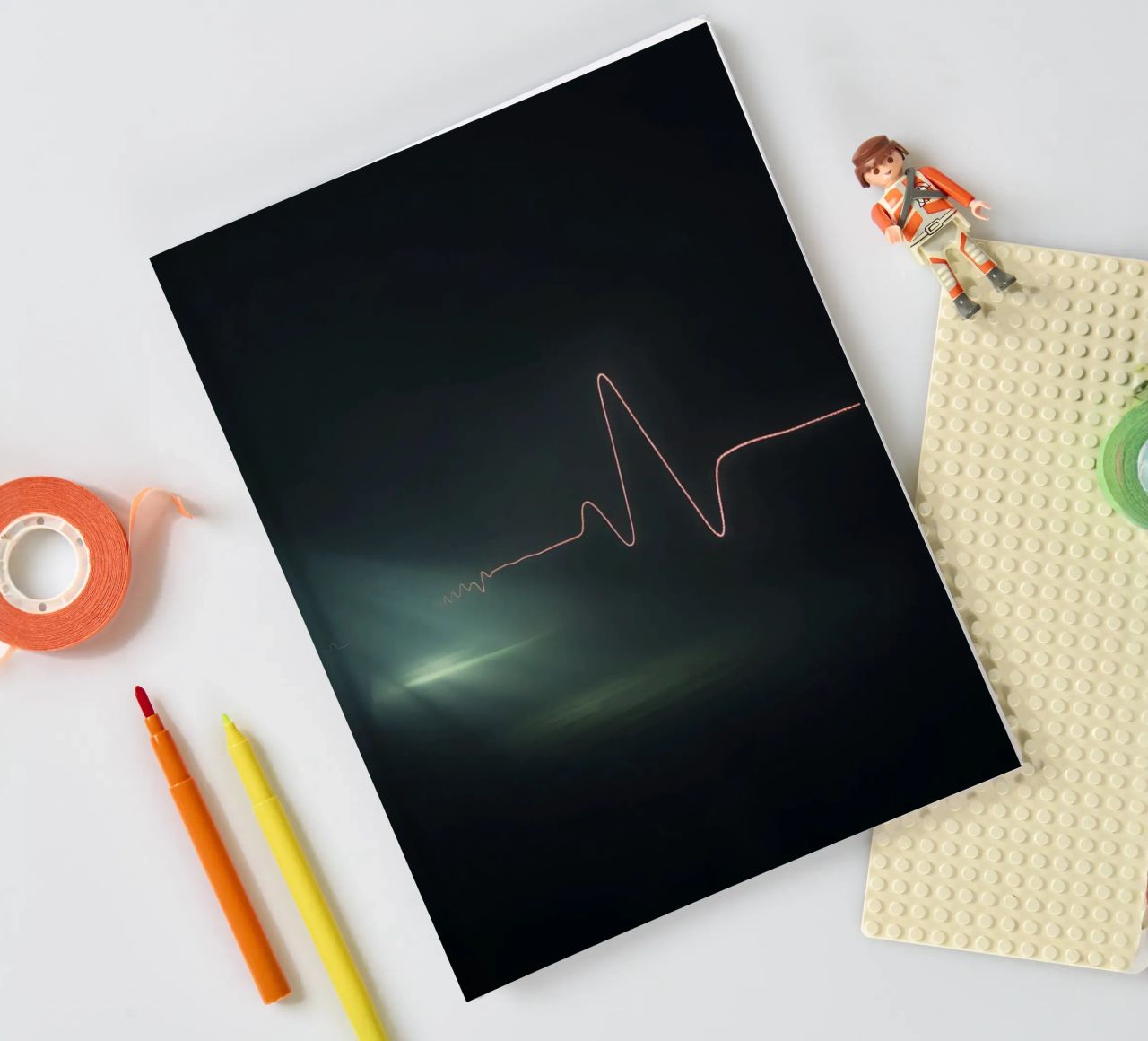 Les traînées lumineuses créent un effet de pulsation dans une atmosphère sombre. carnet de notes de DesignDoodle