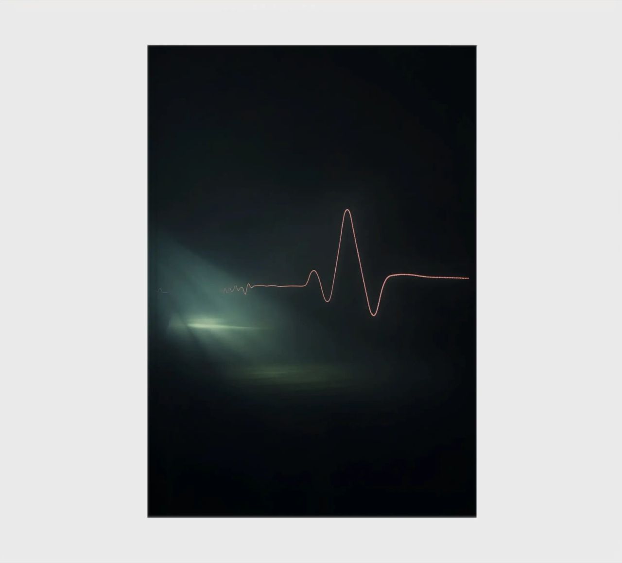 Les traînées lumineuses créent un effet de pulsation dans une atmosphère sombre. carnet de notes de DesignDoodle