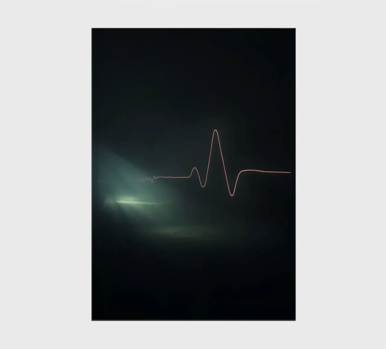 Les traînées lumineuses créent un effet de pulsation dans une atmosphère sombre. carnet de notes de DesignDoodle