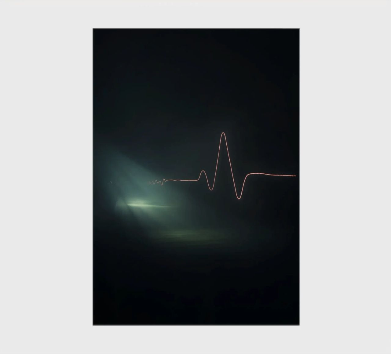 Les traînées lumineuses créent un effet de pulsation dans une atmosphère sombre. carnet de notes de DesignDoodle