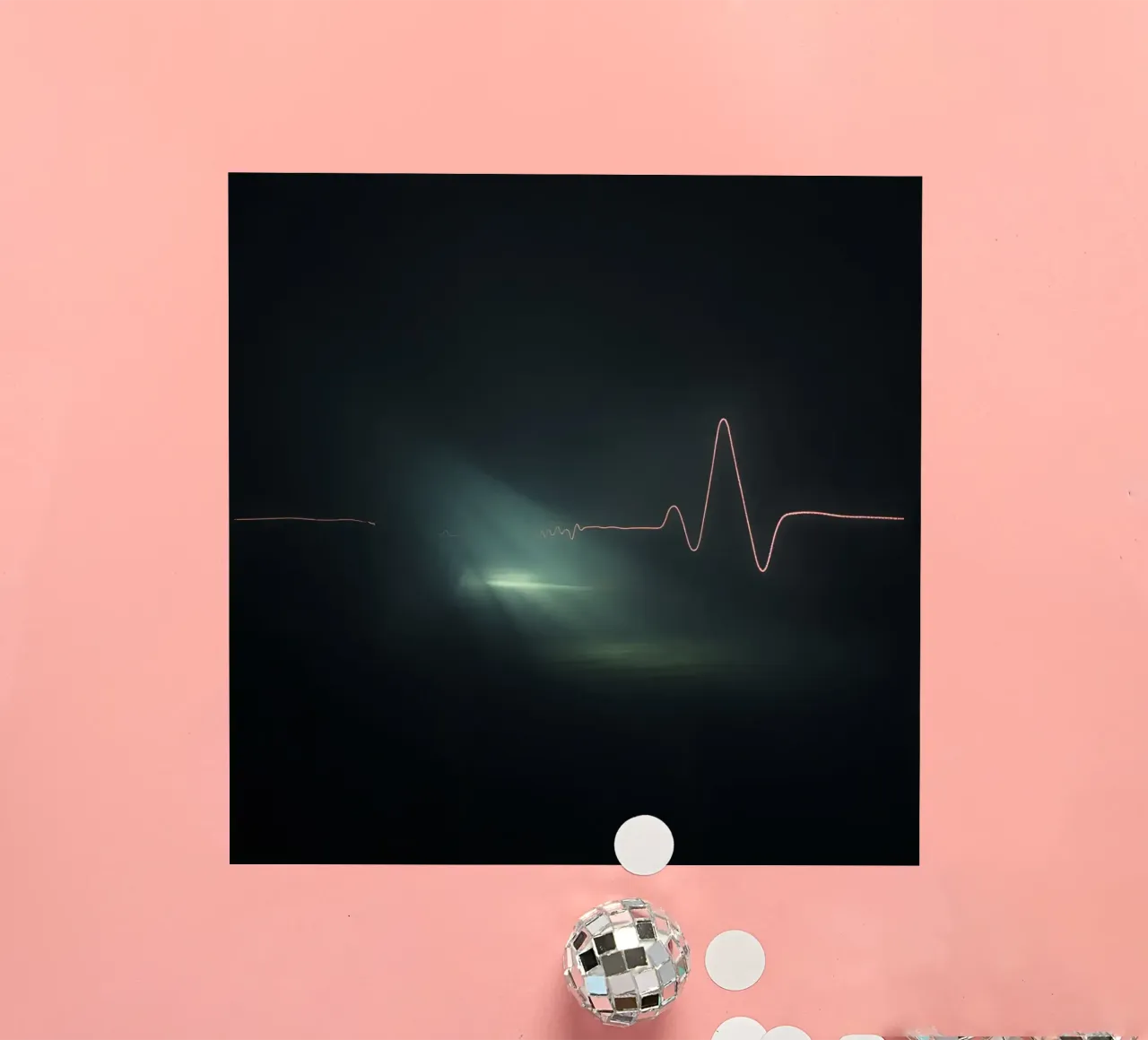 Les traînées lumineuses créent un effet de pulsation dans une atmosphère sombre. autocollant de DesignDoodle