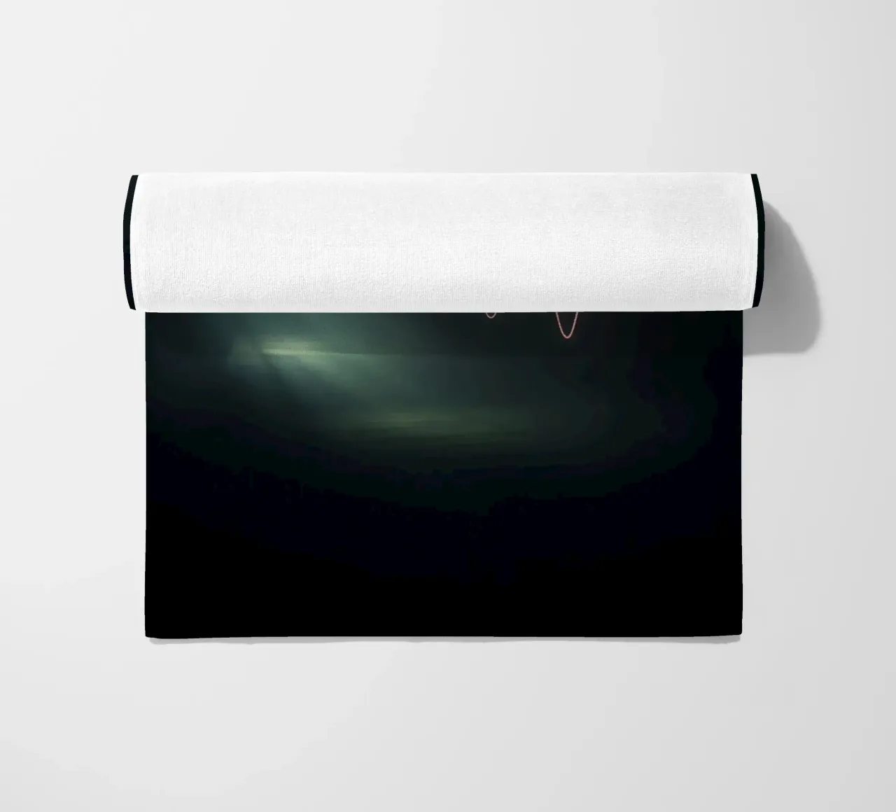 Le scie luminose creano un effetto di forma d'onda a impulsi in un'atmosfera buia. telo mare da DesignDoodle
