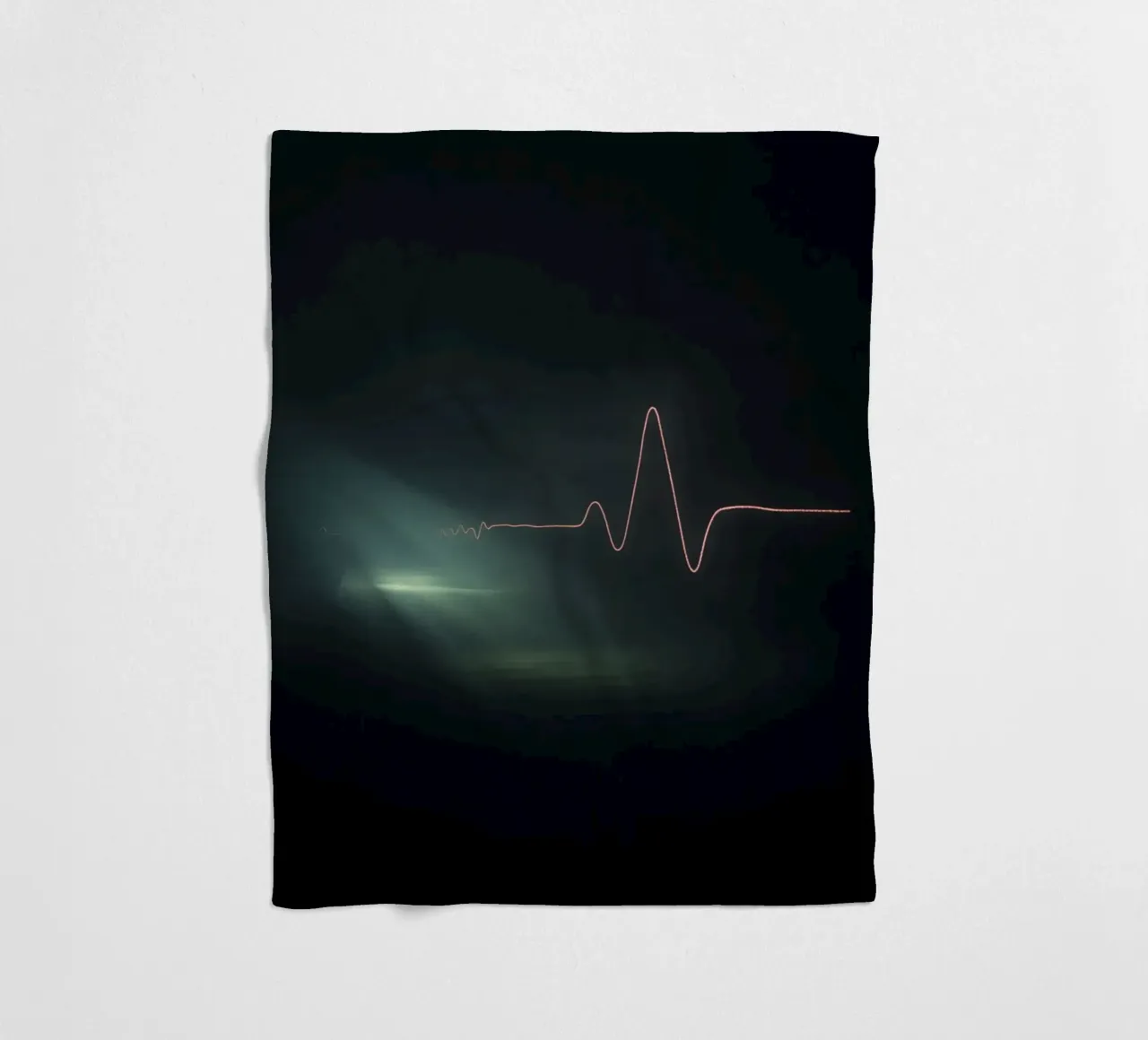 Le scie luminose creano un effetto di forma d'onda a impulsi in un'atmosfera buia. coperta in pile da DesignDoodle