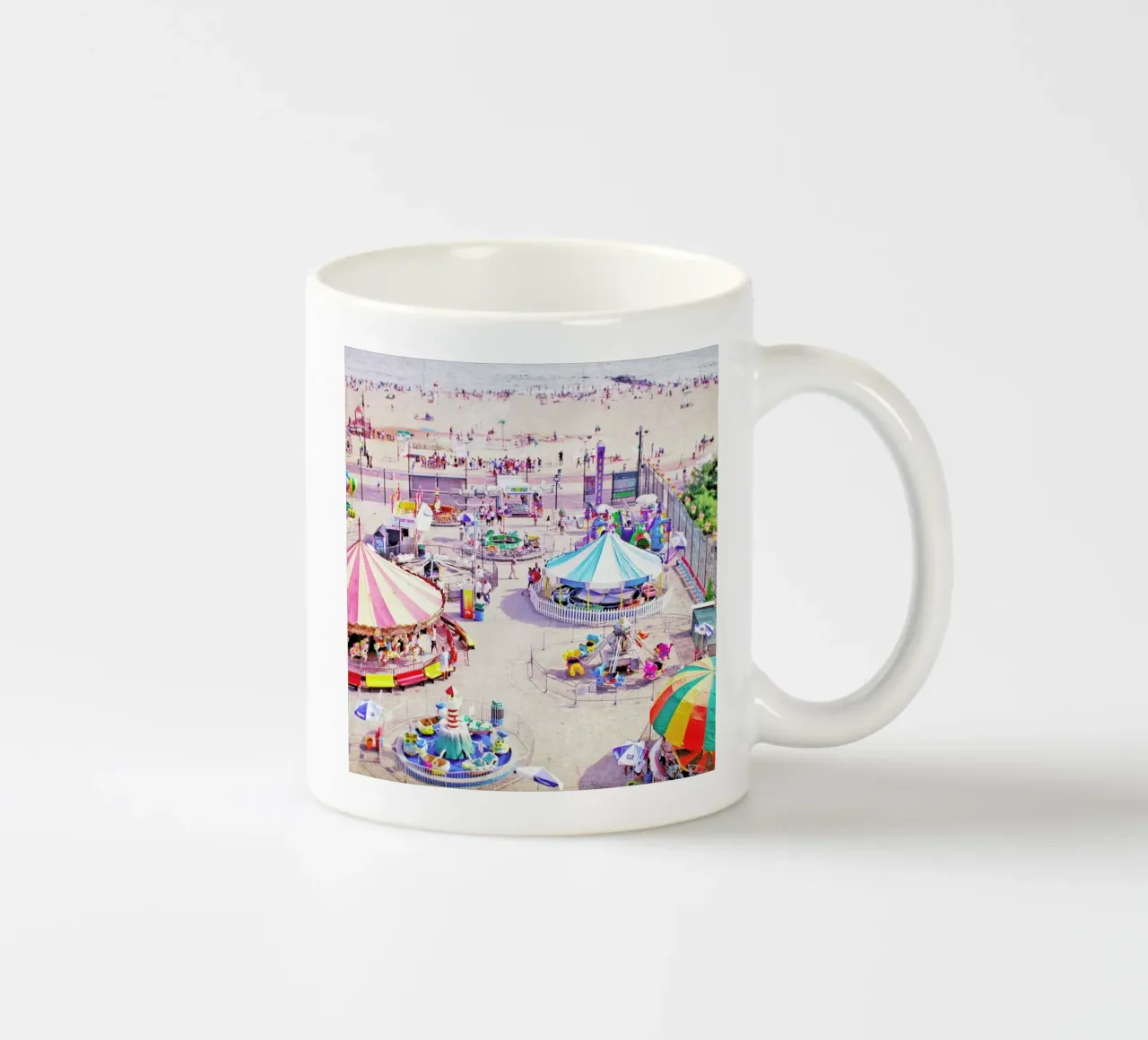 Carnivale 2 Keramik Tasse von Mina Teslaru