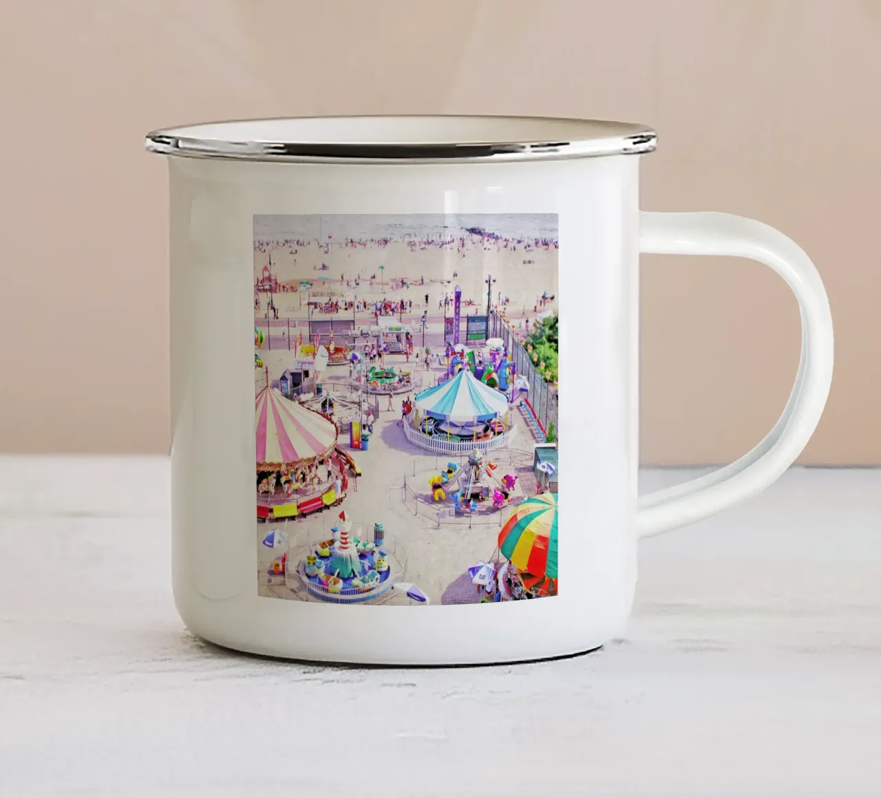 Carnivale 2 tazza in smalto da Mina Teslaru