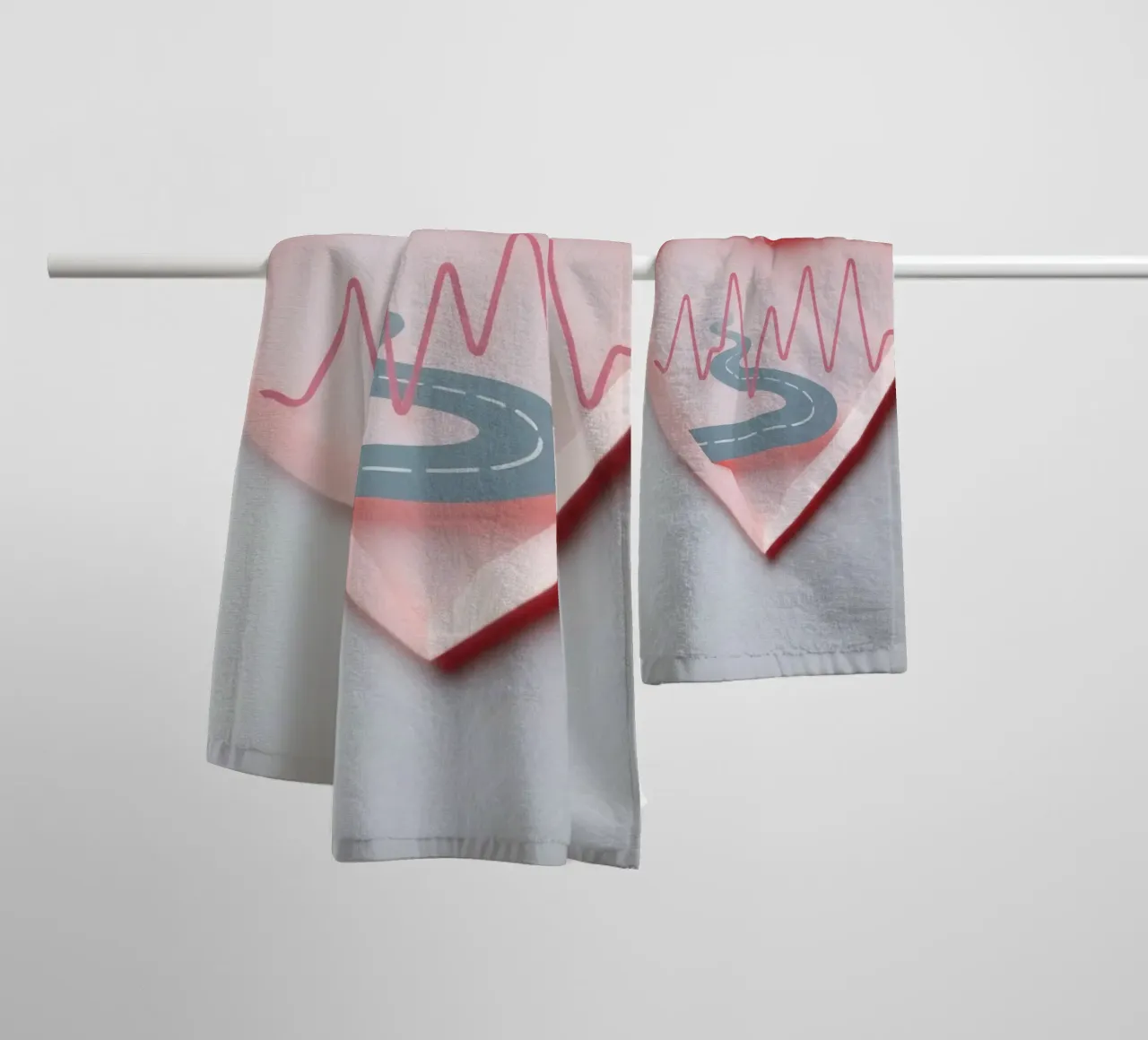 Design a forma di cuore con strada tortuosa e linea del polso asciugamano da bagno da DesignDoodle