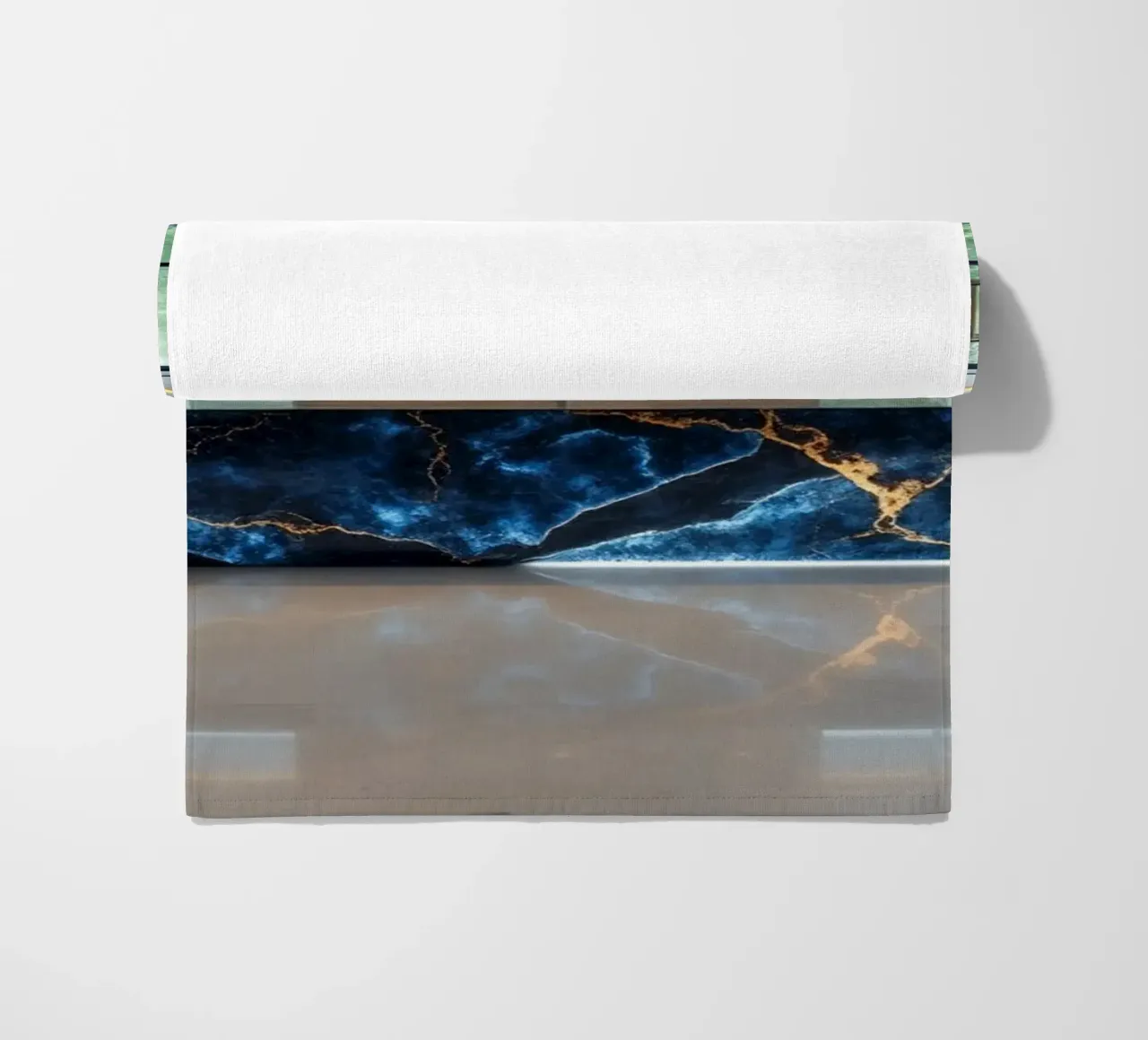 Cucina dal design moderno, caratterizzata da un'accattivante combinazione di nero e blu. telo mare da DesignDoodle