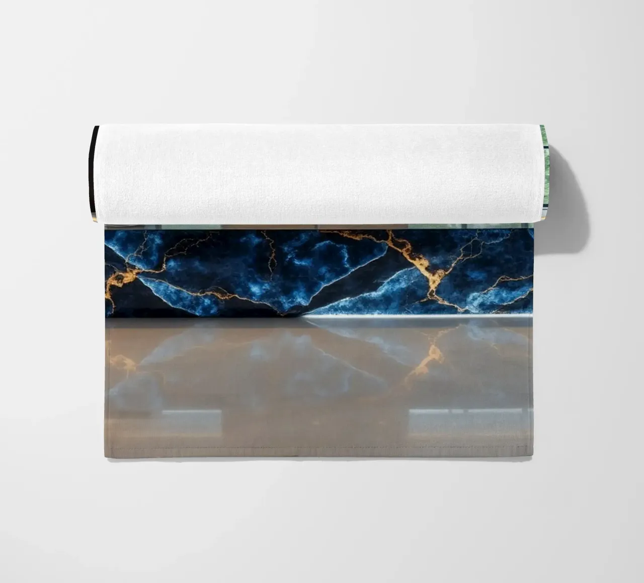 Cucina dal design moderno, caratterizzata da un'accattivante combinazione di nero e blu. telo mare da DesignDoodle