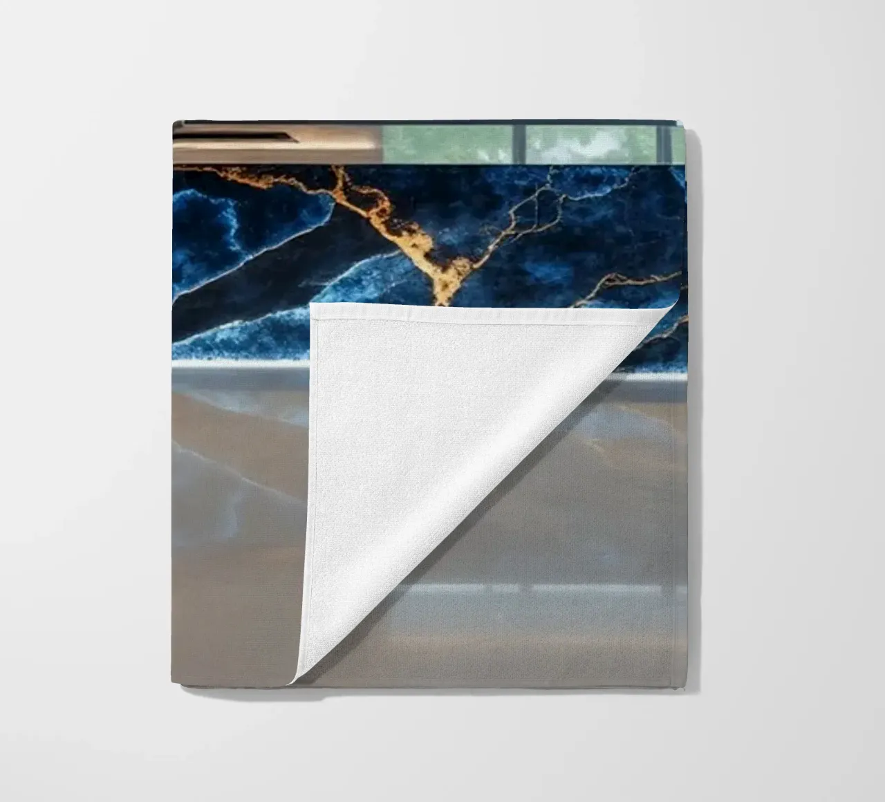 Cucina dal design moderno, caratterizzata da un'accattivante combinazione di nero e blu. telo mare da DesignDoodle