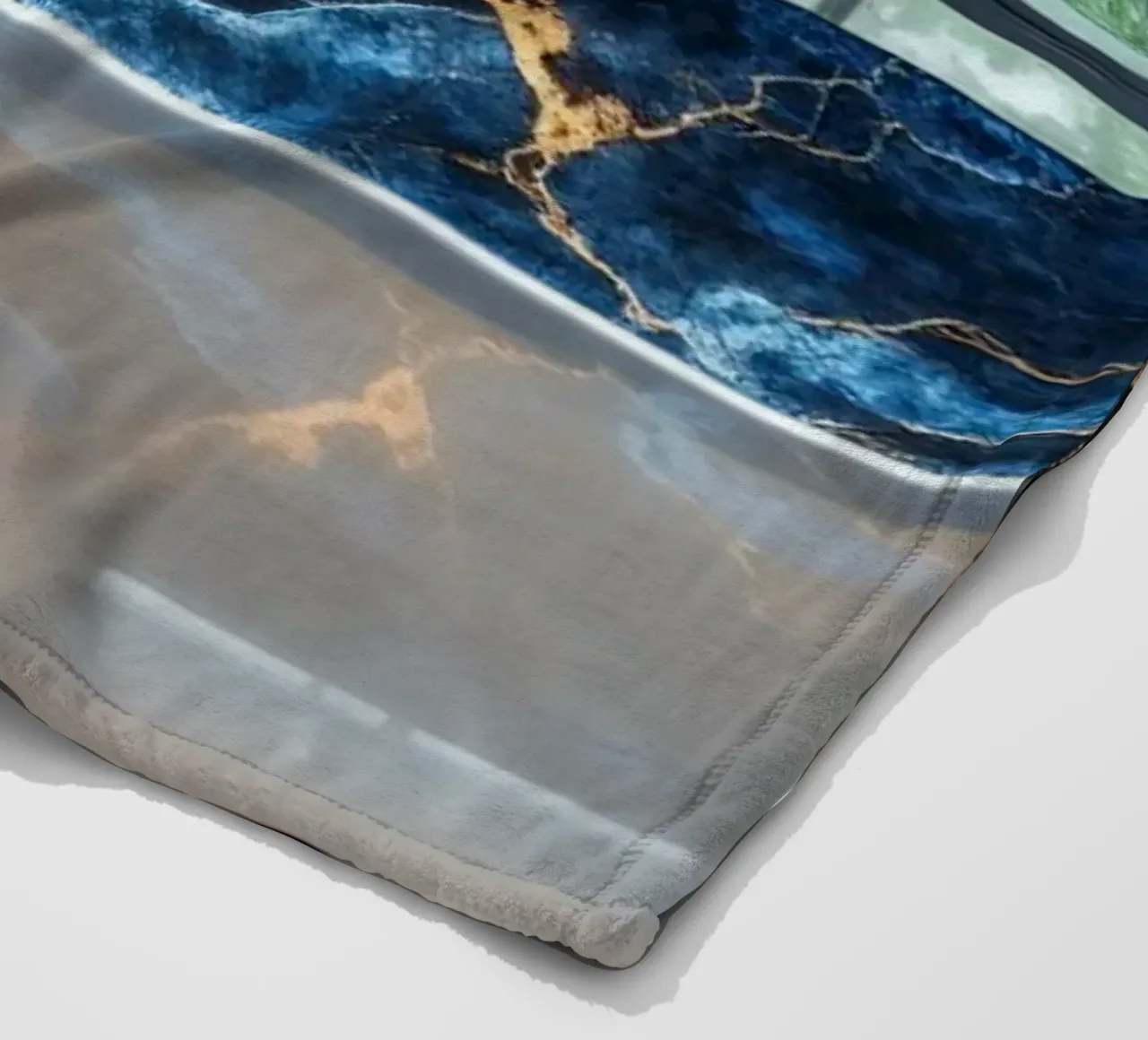 Cucina dal design moderno, caratterizzata da un'accattivante combinazione di nero e blu. coperta in pile da DesignDoodle