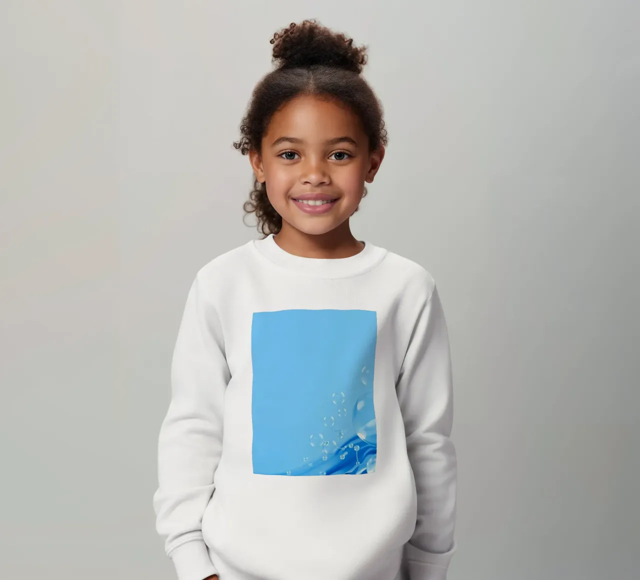 Las burbujas y las ondas del agua crean una atractiva composición sudadera para niño de DesignDoodle