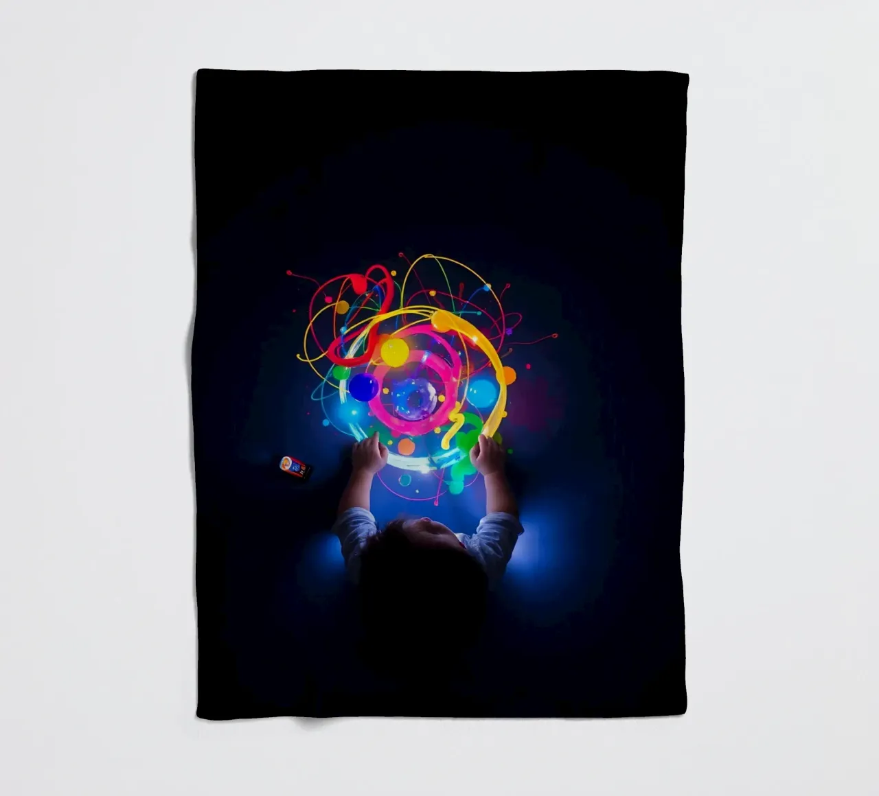 Bambino che esplora con le mani modelli visivi colorati coperta in pile da DesignDoodle