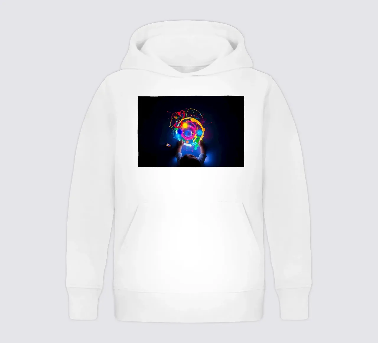 Niño explorando patrones visuales de colores con las manos sudadera con capucha para niño de DesignDoodle