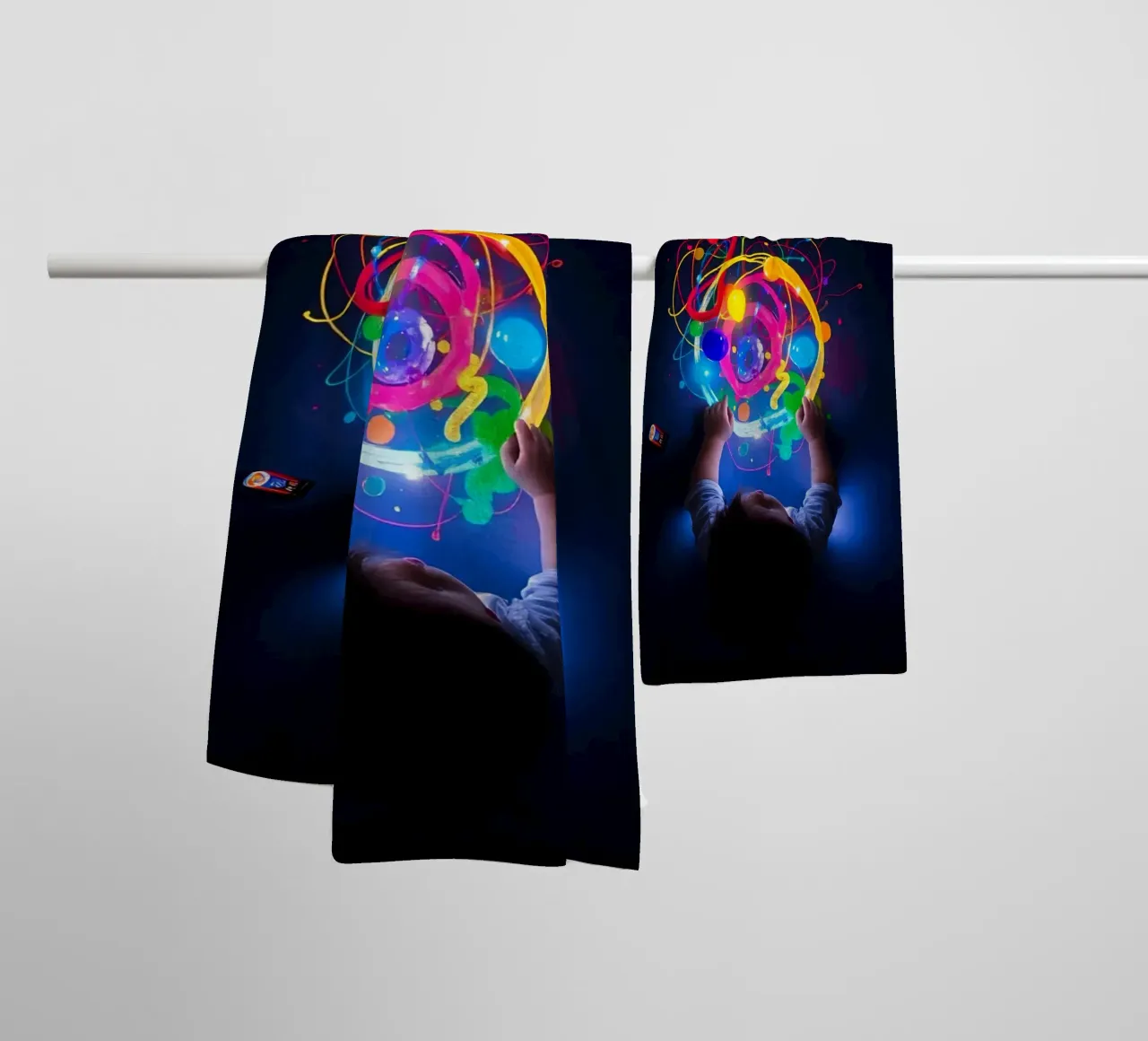 Bambino che esplora con le mani modelli visivi colorati asciugamano da bagno da DesignDoodle