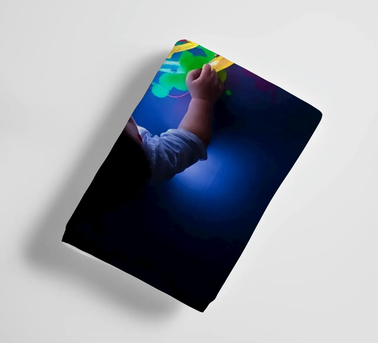 Bambino che esplora con le mani modelli visivi colorati asciugamano da bagno da DesignDoodle