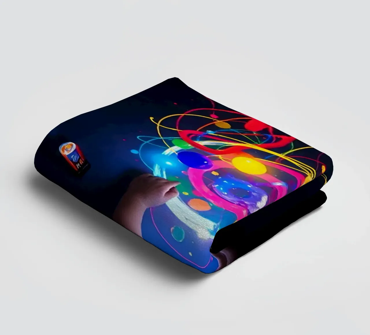 Bambino che esplora con le mani modelli visivi colorati asciugamano da bagno da DesignDoodle
