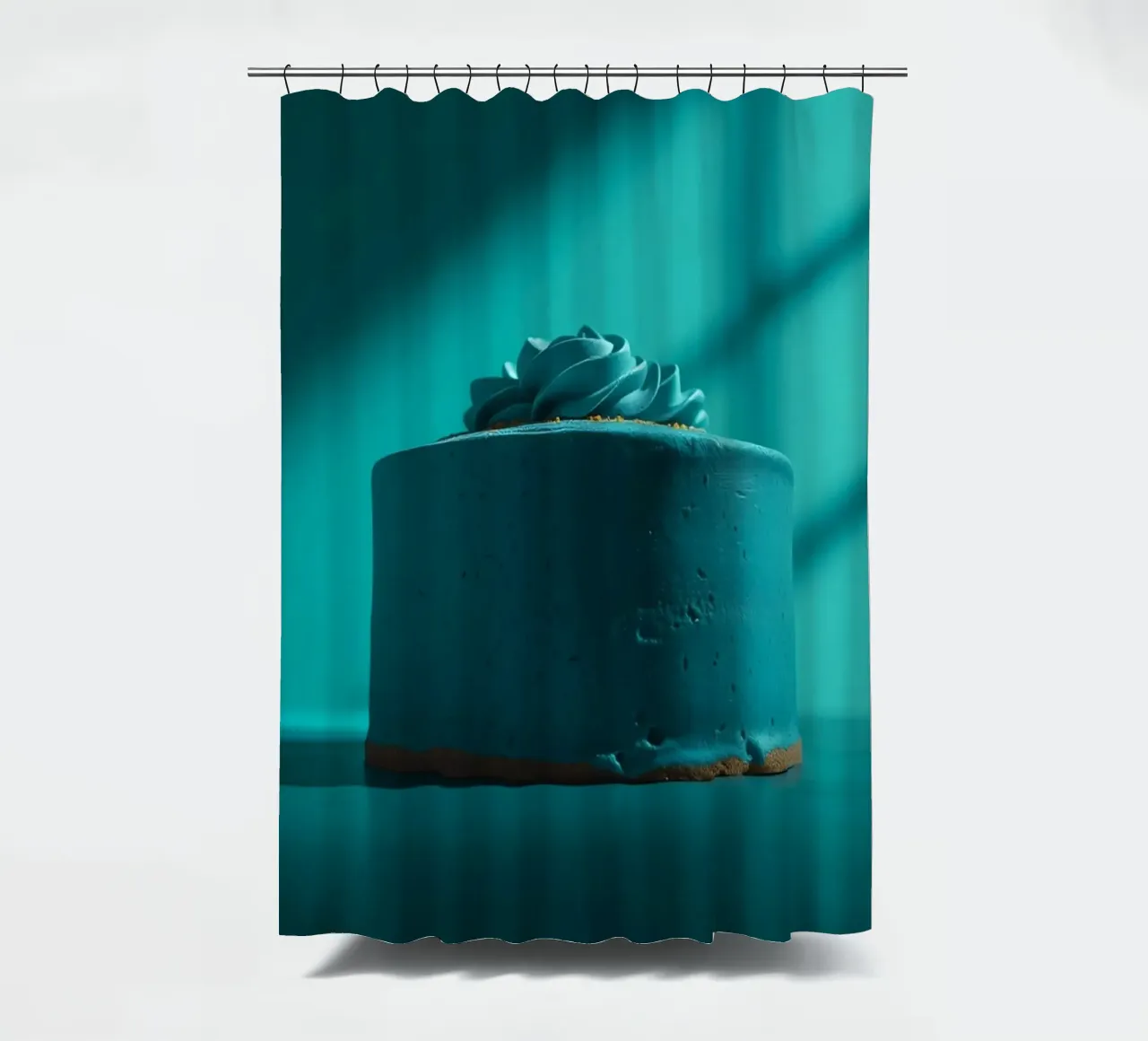 Delicata torta blu illuminata da una luce soffusa in un ambiente minimalista. tenda da doccia da DesignDoodle