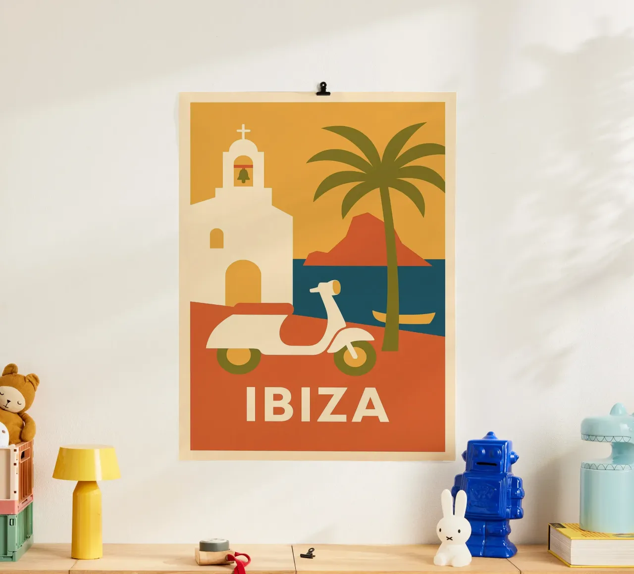 Ibiza – Soleil pop et esprit libre en version vintage poster avec cadre en bois de JETLAG | affiches voyage