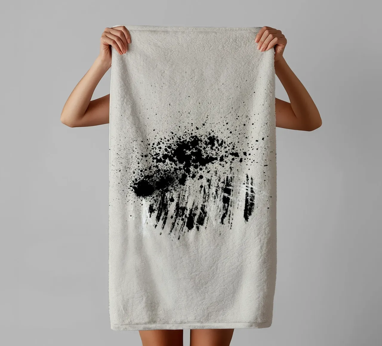 Paint splatters with shapes and lines in black and white asciugamano da bagno da Imaginative