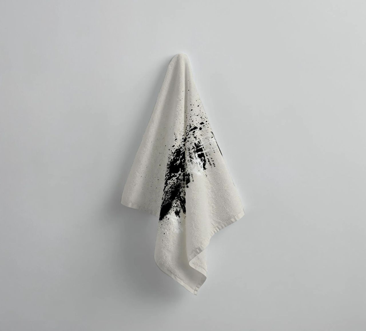 Paint splatters with shapes and lines in black and white asciugamano da bagno da Imaginative