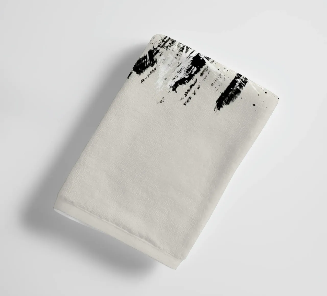 Paint splatters with shapes and lines in black and white asciugamano da bagno da Imaginative