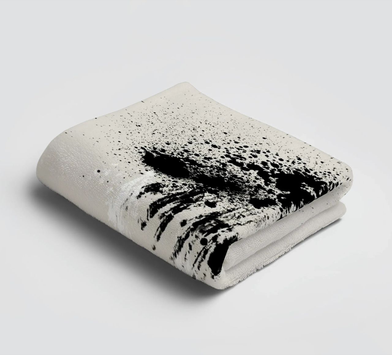 Paint splatters with shapes and lines in black and white asciugamano da bagno da Imaginative