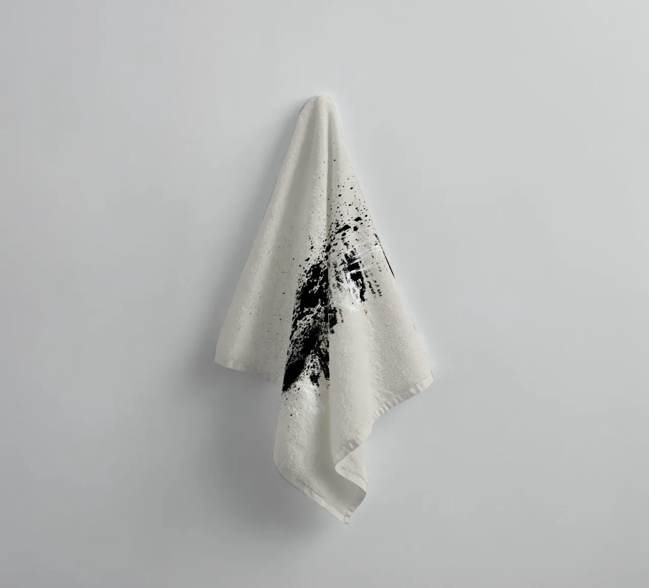 Paint splatters with shapes and lines in black and white asciugamano da bagno da Imaginative