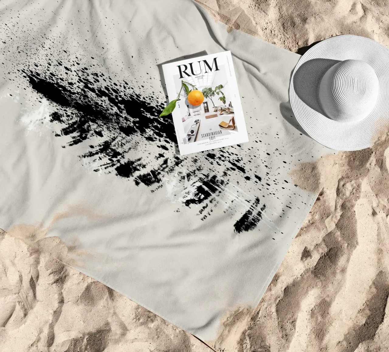 Paint splatters with shapes and lines in black and white telo mare da Imaginative