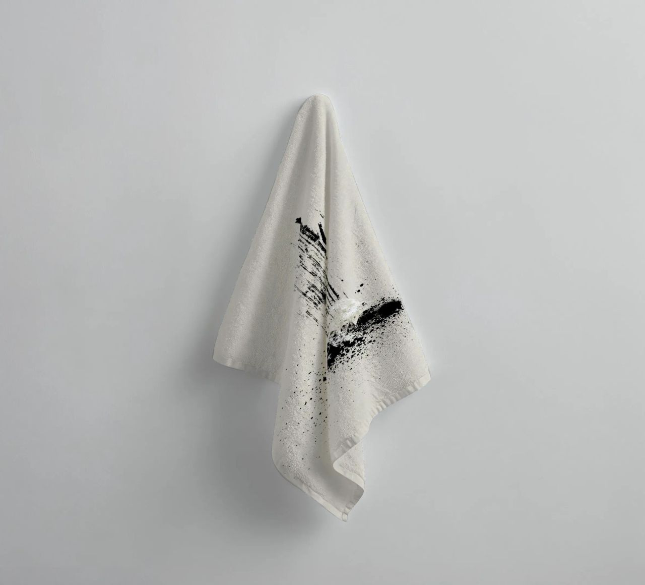 Modern and minimalist abstract with lines and paint splatter asciugamano da bagno da Imaginative