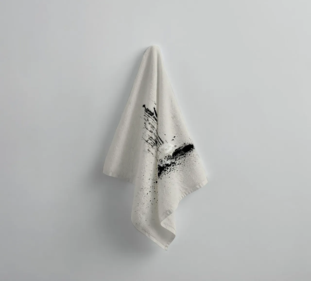 Modern and minimalist abstract with lines and paint splatter asciugamano da bagno da Imaginative