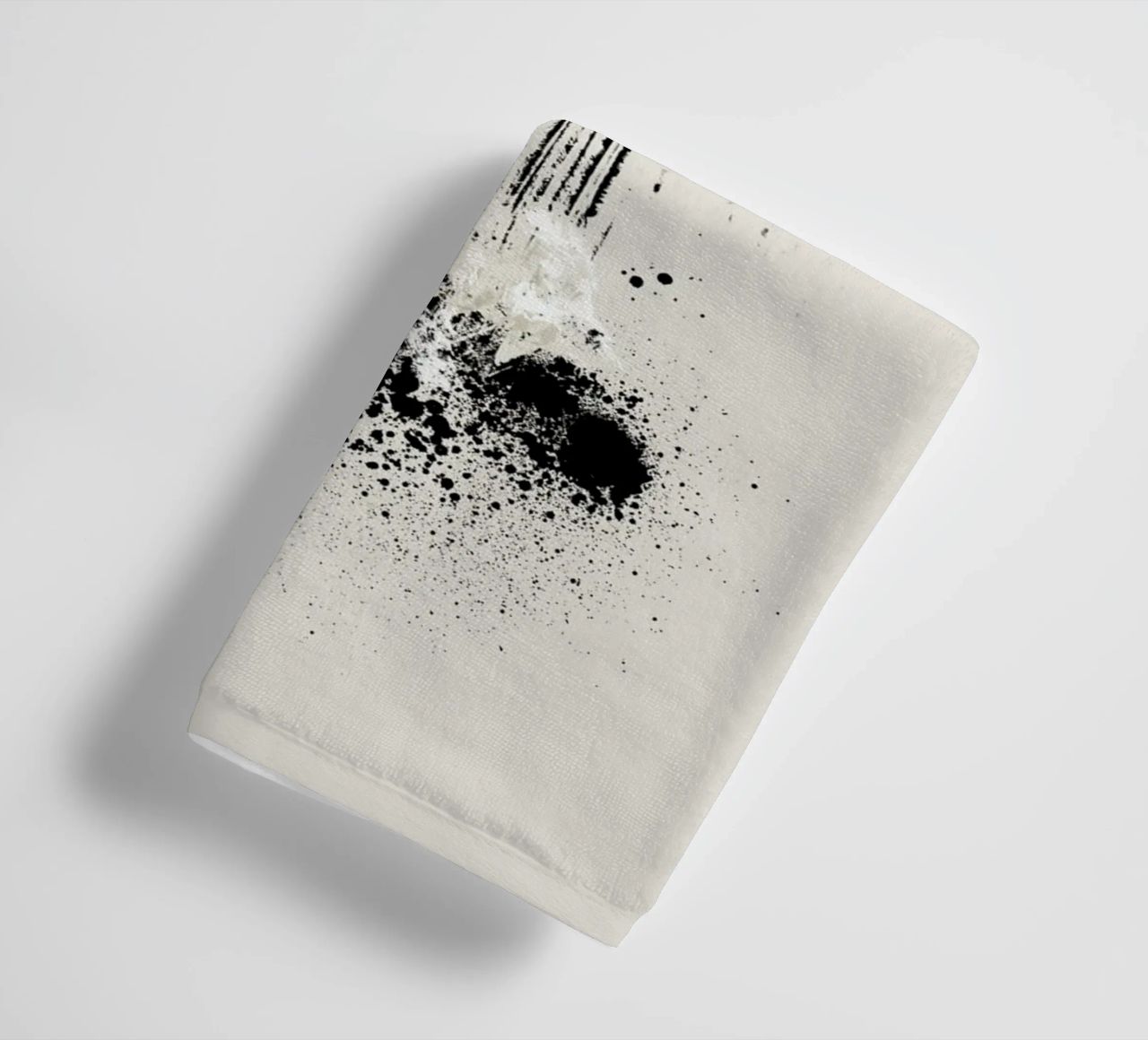 Modern and minimalist abstract with lines and paint splatter asciugamano da bagno da Imaginative