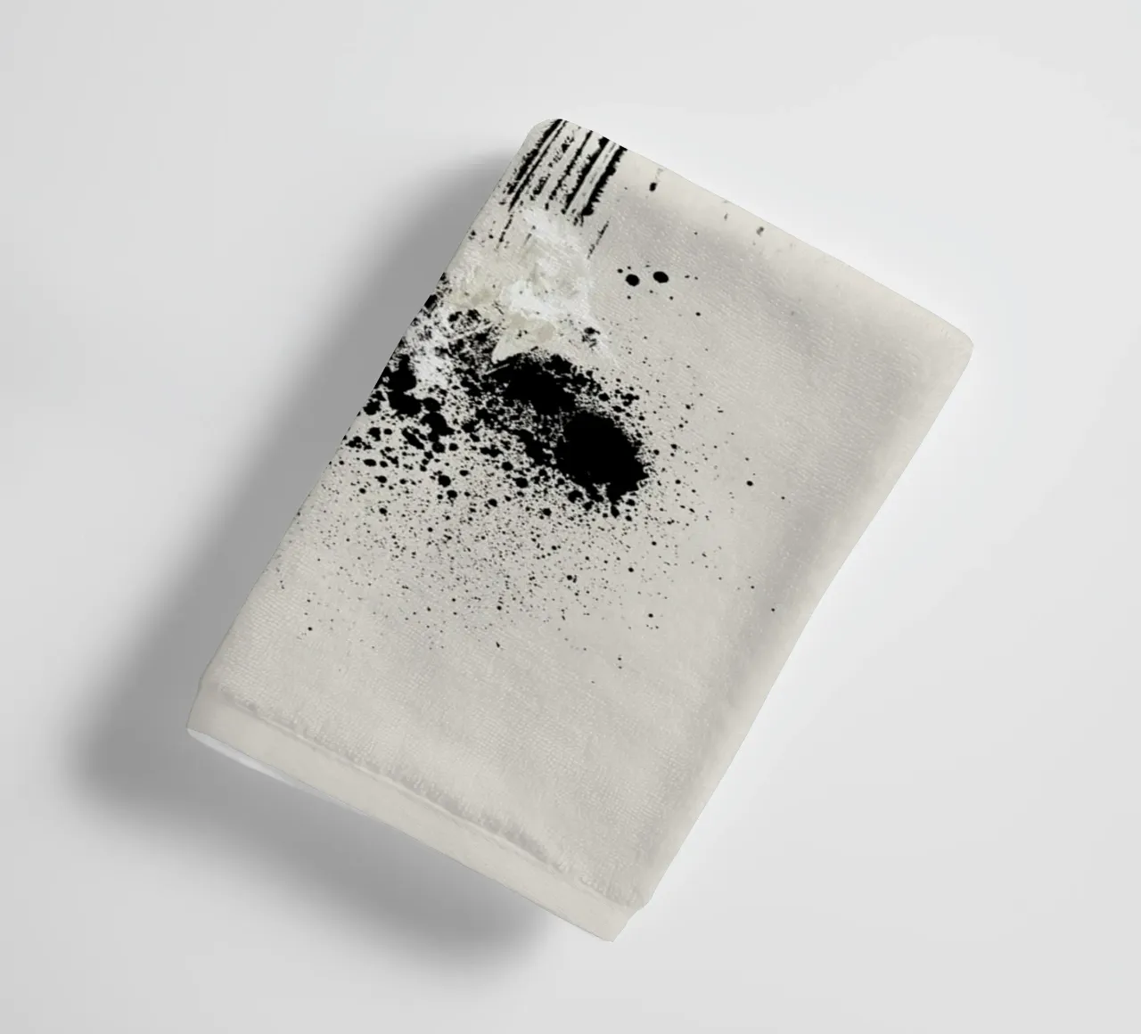 Modern and minimalist abstract with lines and paint splatter asciugamano da bagno da Imaginative